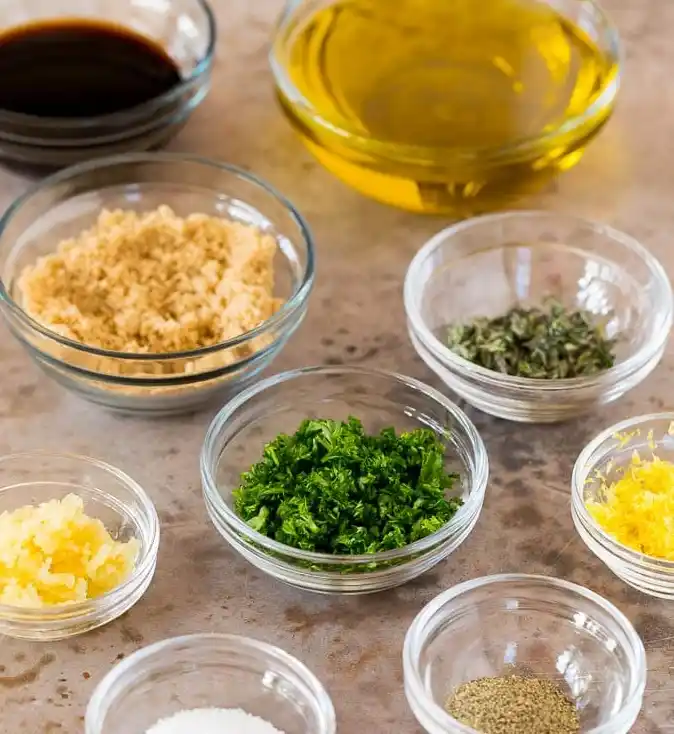 Ingredientes para la marinada sencilla de muslos de pollo